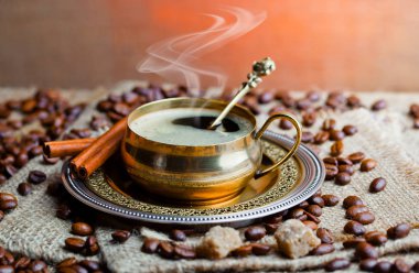 Eski arka plan üzerinde siyah kahve