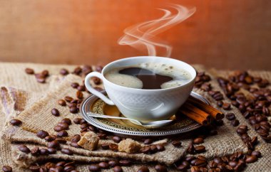 Eski arka plan üzerinde siyah kahve