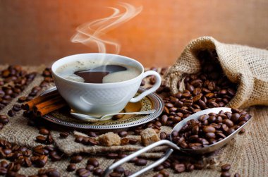 Eski arka plan üzerinde siyah kahve