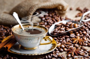 Eski arka plan üzerinde siyah kahve