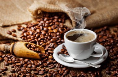 Eski arka plan üzerinde siyah kahve