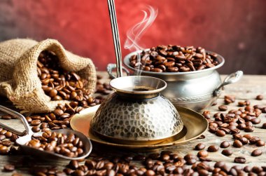 Eski arka plan üzerinde siyah kahve