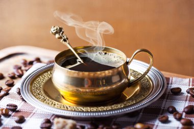 Eski arka plan üzerinde siyah kahve