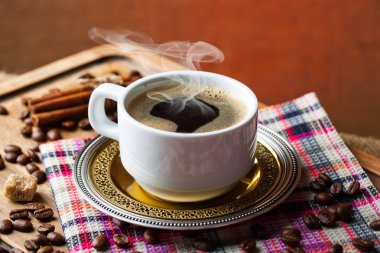 Eski arka plan üzerinde siyah kahve