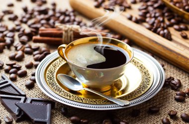 Eski arka plan üzerinde siyah kahve