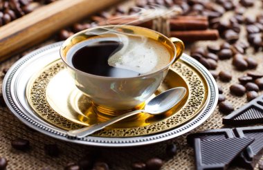 Eski arka plan üzerinde siyah kahve