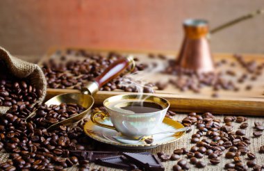 Eski arka plan üzerinde siyah kahve