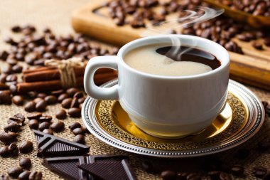 Eski arka plan üzerinde siyah kahve