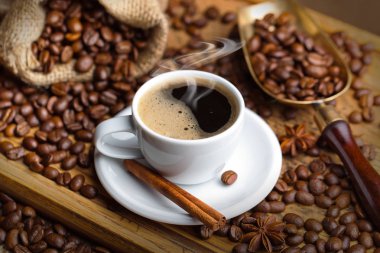 Eski arka plan üzerinde siyah kahve