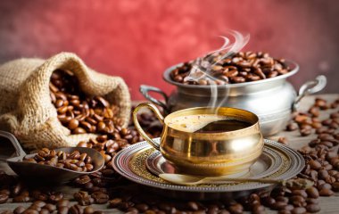 Eski arka plan üzerinde siyah kahve