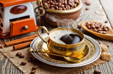 Eski arka plan üzerinde siyah kahve