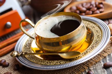 Eski arka plan üzerinde siyah kahve