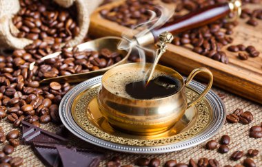 Eski arka plan üzerinde siyah kahve