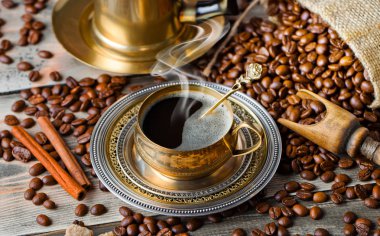 Eski arka plan üzerinde siyah kahve