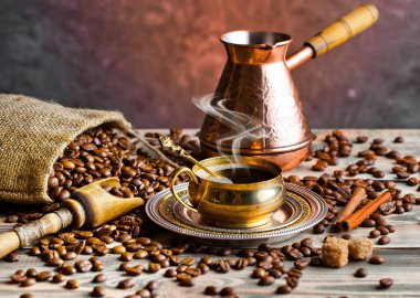 Eski arka plan üzerinde siyah kahve