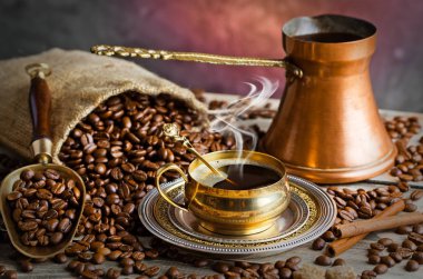 Eski arka plan üzerinde siyah kahve