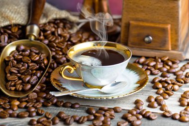 Eski arka plan üzerinde siyah kahve