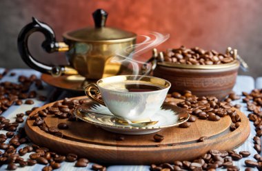 Eski arka plan üzerinde siyah kahve