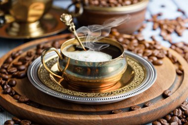 Eski arka plan üzerinde siyah kahve