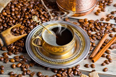 Eski arka plan üzerinde siyah kahve