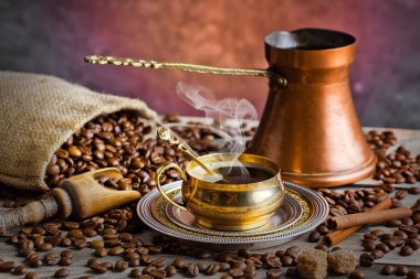 Eski arka plan üzerinde siyah kahve