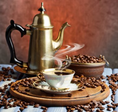 Eski arka plan üzerinde siyah kahve