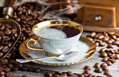 Eski arka plan üzerinde siyah kahve