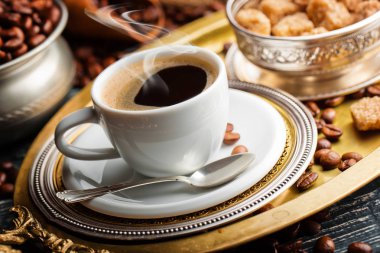 Eski arka plan üzerinde siyah kahve