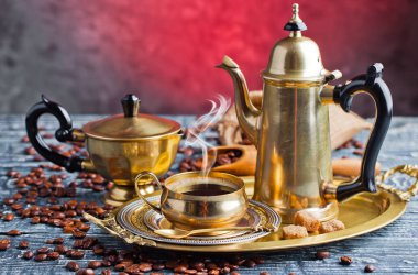 Eski arka plan üzerinde siyah kahve