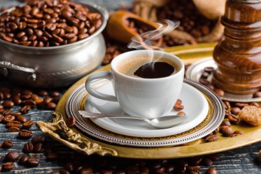 Eski arka plan üzerinde siyah kahve