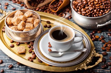 Eski arka plan üzerinde siyah kahve