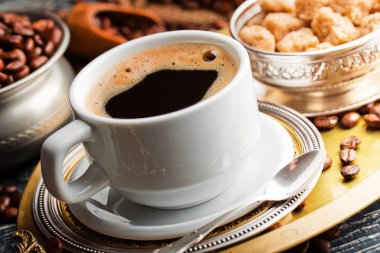 Eski arka plan üzerinde siyah kahve