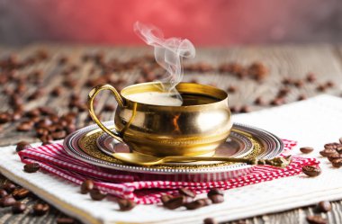 Eski arka plan üzerinde siyah kahve