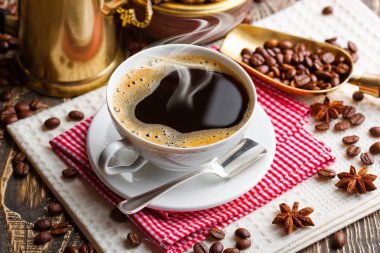 Eski arka plan üzerinde siyah kahve