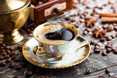 Eski arka plan üzerinde siyah kahve