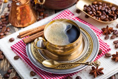 Eski arka plan üzerinde siyah kahve