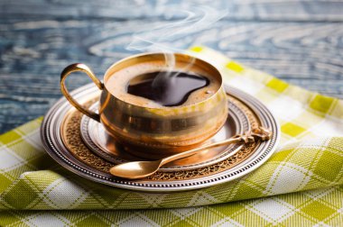 Eski arka plan üzerinde siyah kahve