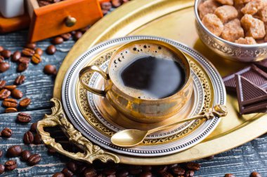 Eski arka plan üzerinde siyah kahve