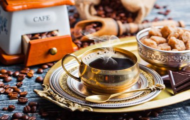 Eski arka plan üzerinde siyah kahve