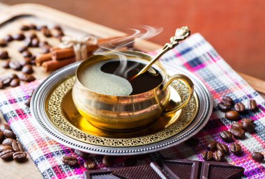 Eski arka plan üzerinde siyah kahve