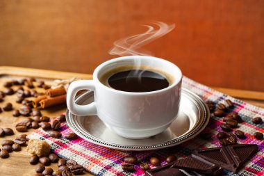 Eski arka plan üzerinde siyah kahve