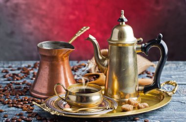 Eski arka plan üzerinde siyah kahve