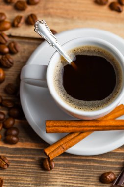 Eski arka plan üzerinde siyah kahve