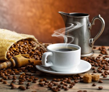 Eski arka plan üzerinde siyah kahve