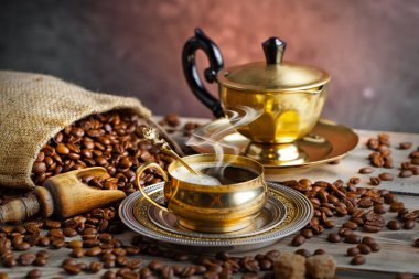 Eski arka plan üzerinde siyah kahve