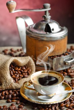 Eski arka plan üzerinde siyah kahve