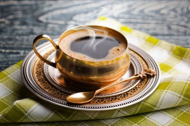 Eski arka plan üzerinde siyah kahve