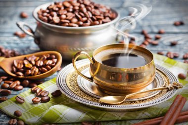 Eski arka plan üzerinde siyah kahve