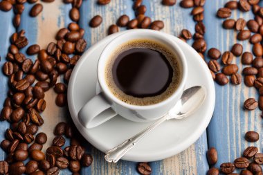 Eski arka plan üzerinde siyah kahve