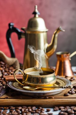 Eski arka plan üzerinde siyah kahve